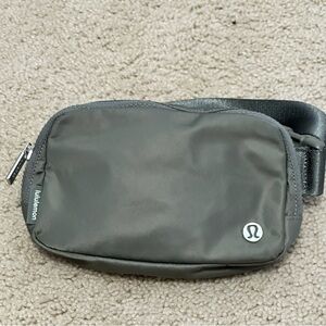 Lululemon Everywhere Belt Bag *1L Crossbody or Fanny pack in Olive EUC